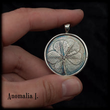 Load image into Gallery viewer, Anomalia Talisman - 5 Leaf Clover
