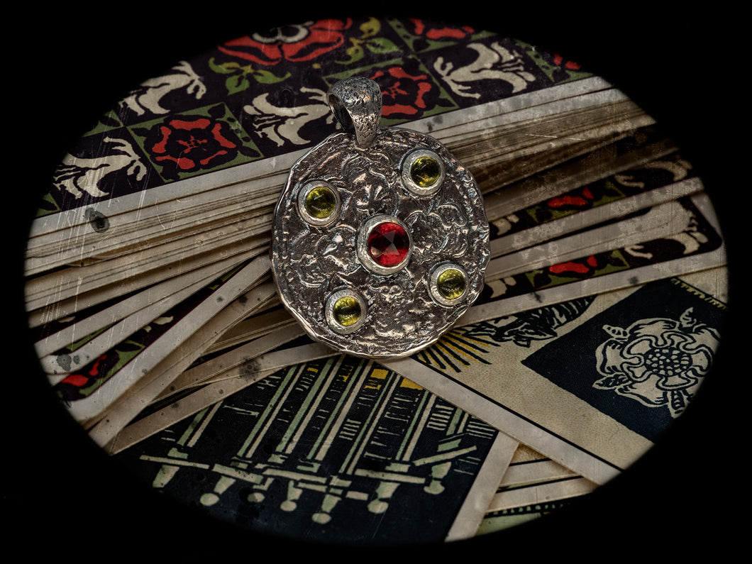 Escudo Talisman: Garnet&Peridots